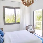 Luxury Beachfront With Private Pool, Private Beach, Yoga & Sea Adventures * ラルナカ