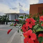 別荘 Luxury Beachfront With Private Pool, Private Beach, Yoga & Sea Adventures ラルナカ