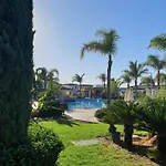 Luxury Beachfront With Private Pool, Private Beach, Yoga & Sea Adventures ラルナカ