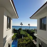 Luxury Beachfront With Private Pool, Private Beach, Yoga & Sea Adventures 別荘 *