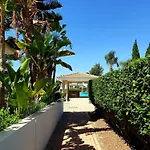 別荘 Luxury Beachfront With Private Pool, Private Beach, Yoga & Sea Adventures ラルナカ