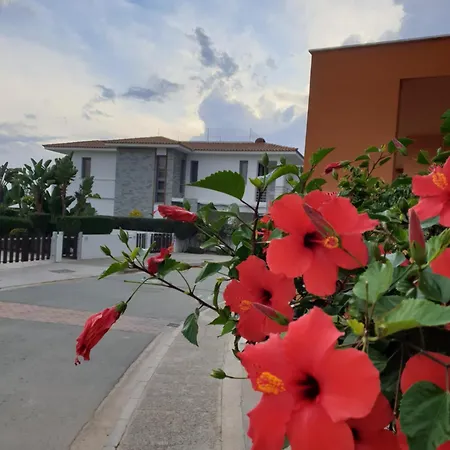 Сasa de vacaciones Luxury Beachfront With Private Pool, Private Beach, Yoga & Sea Adventures Lárnaca