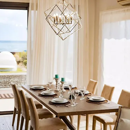 Luxury Beachfront With Private Pool, Private Beach, Yoga & Sea Adventures Vakantiehuis *