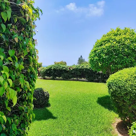 Vakantiehuis Luxury Beachfront With Private Pool, Private Beach, Yoga & Sea Adventures *