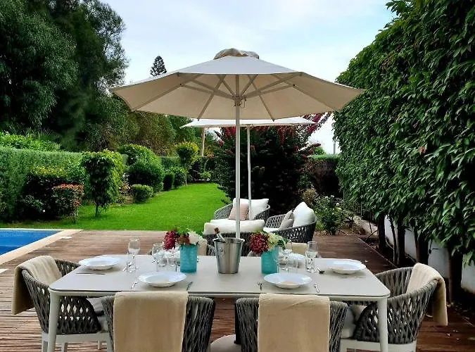 Ferienhaus Luxury Beachfront With Private Pool, Private Beach, Yoga & Sea Adventures Larnaka