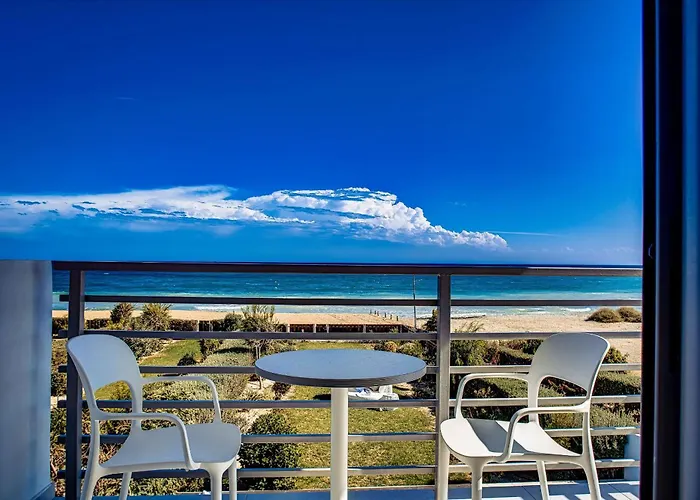 Дом отдыха Luxury Beachfront With Private Pool, Private Beach, Yoga & Sea Adventures