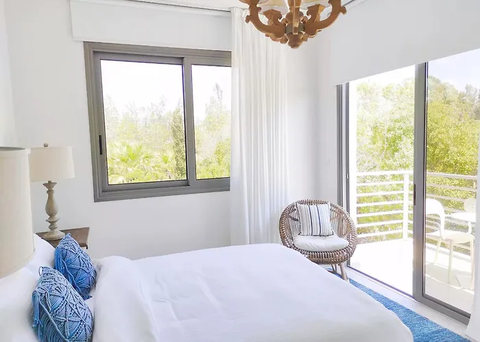 Luxury Beachfront With Private Pool, Private Beach, Yoga & Sea Adventures * Ларнака