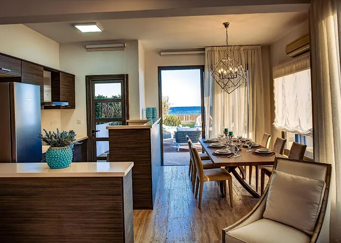 Luxury Beachfront With Private Pool, Private Beach, Yoga & Sea Adventures *