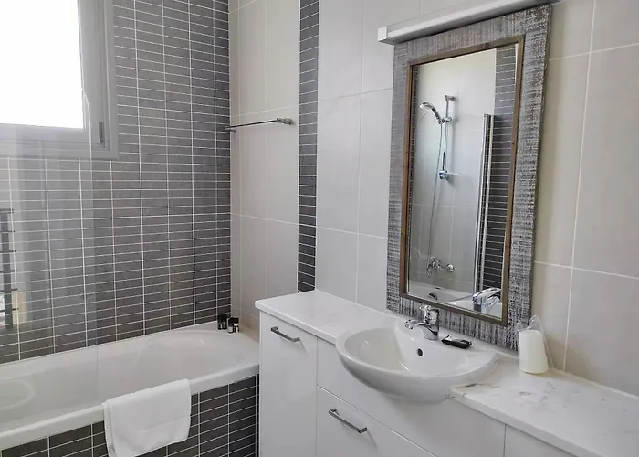 Дом отдыха Luxury Beachfront With Private Pool, Private Beach, Yoga & Sea Adventures