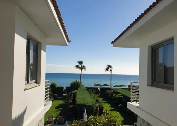 Luxury Beachfront With Private Pool, Private Beach, Yoga & Sea Adventures Ferienhaus *